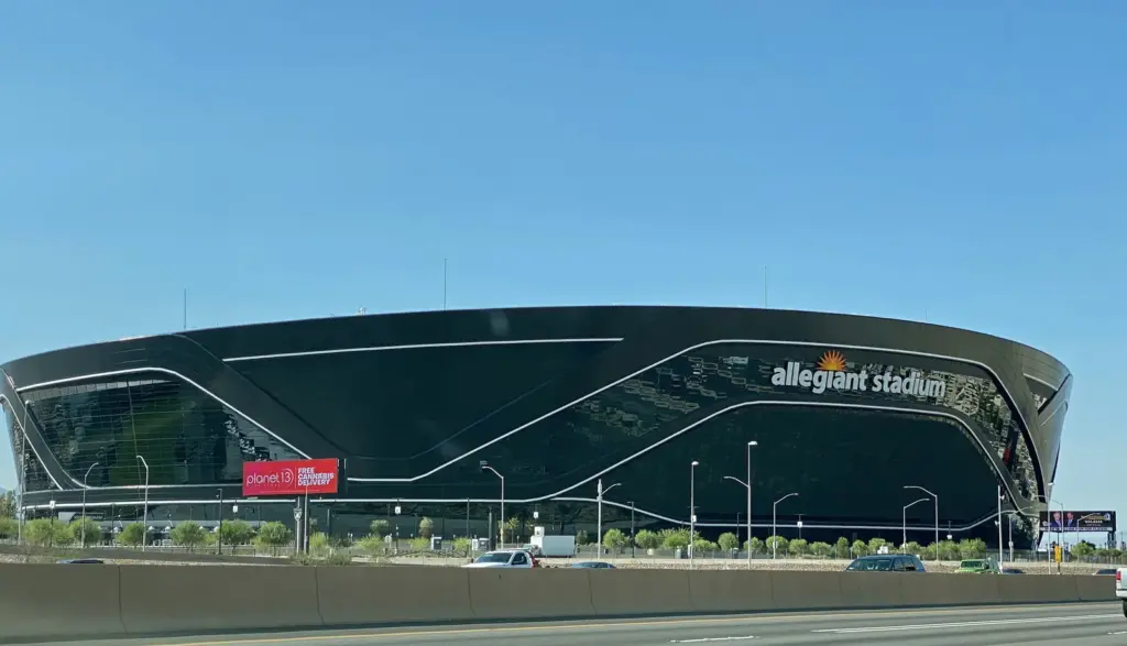 El exterior de cristal negro de Allegiant Stadium visto desde la autopista