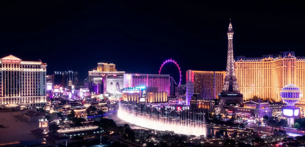 Las fuentes de Bellagio y los centros turísticos de Strip por la noche