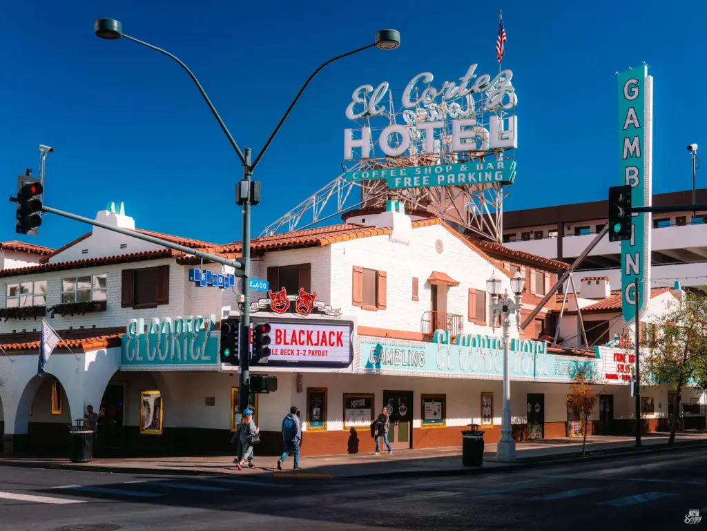 El Cortez Hotel & Casino se ilumin&oacute; por la noche en Fremont Street