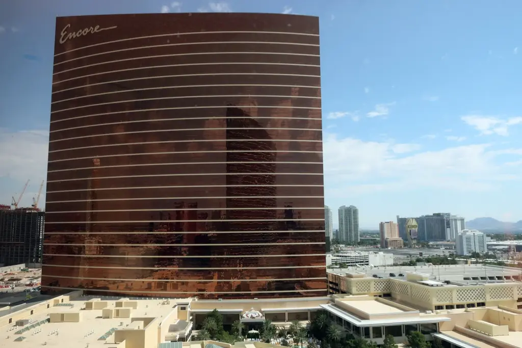 Encore Las Vegas hotel torre bajo un cielo azul
