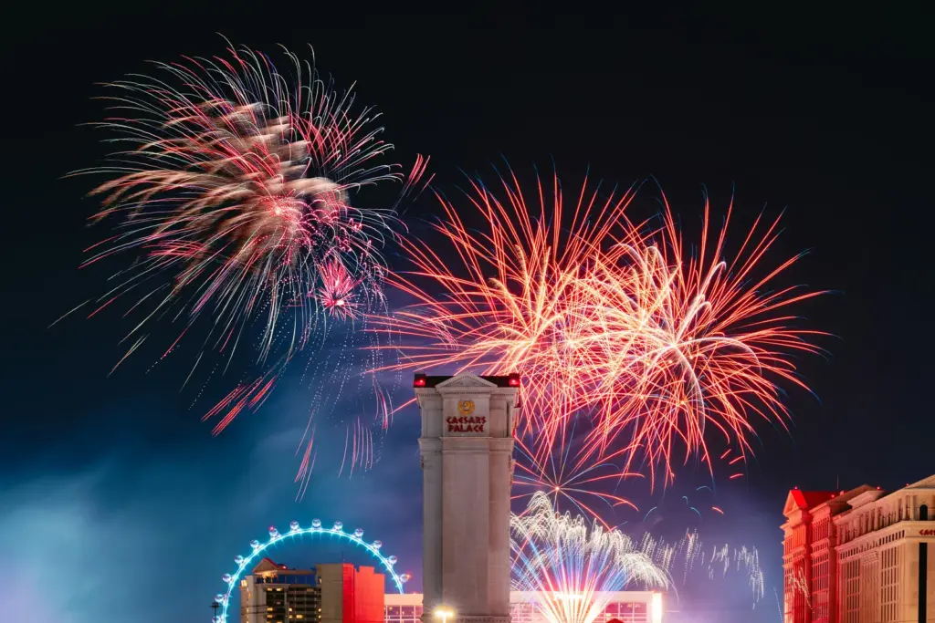 Fuegos artificiales sobre Caesars Palace y el High Roller en el Strip de Las Vegas