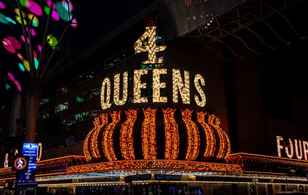 El letrero de ne&oacute;n de 4 Queens brillando en la Fremont Street