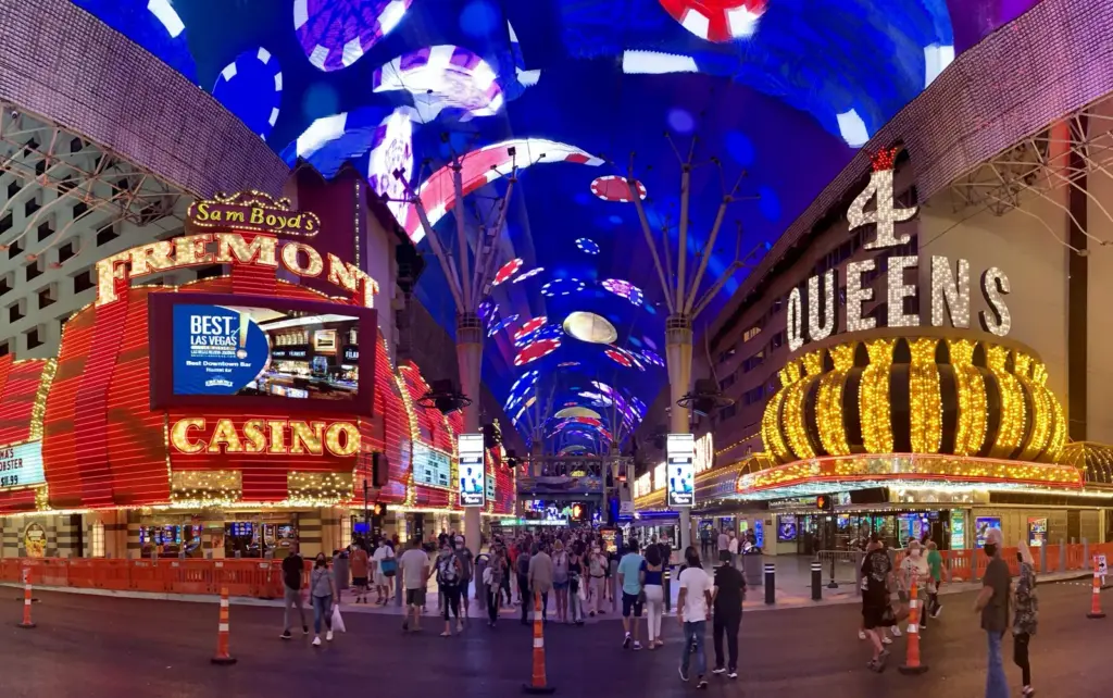 Fremont y 4 Queens letreros de ne&oacute;n bajo el dosel de Fremont Street por la noche