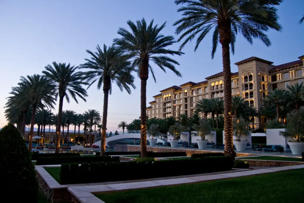 Hotel Green Valley Ranch Resort y jardines bordeados de palmeras al atardecer en Henderson