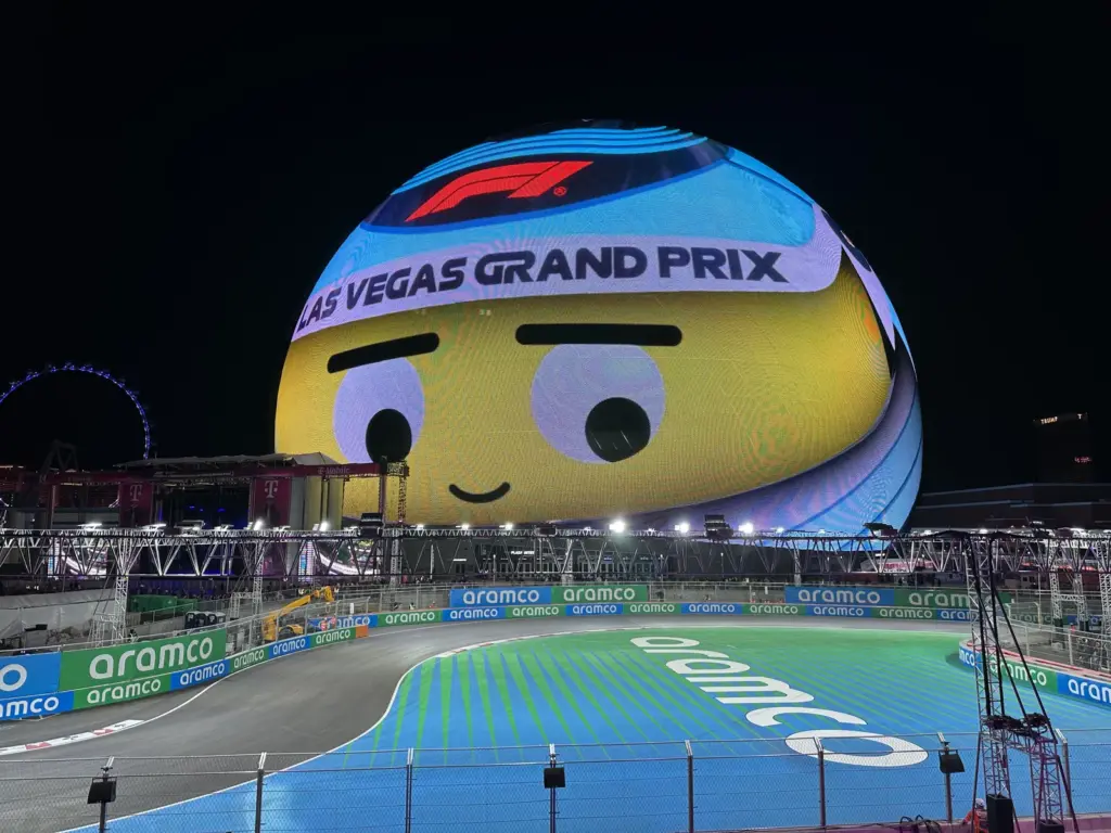Sphere iluminada con gr&aacute;ficos del Gran Premio de Las Vegas sobre el circuito de F&oacute;rmula 1