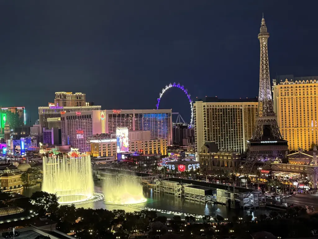 El Strip de Las Vegas por la noche con las fuentes Bellagio, Paris Las Vegas y el High Roller