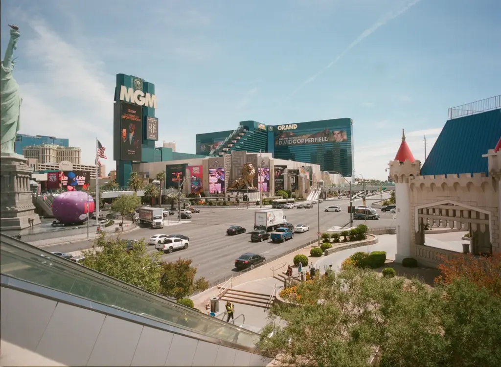 MGM Grand Las Vegas con su letrero y estatua de le&oacute;n visto desde el paso elevado de Tropicana Avenue