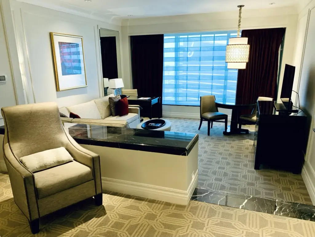 El sal&oacute;n de una suite en The Palazzo Las Vegas