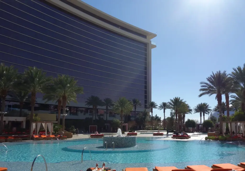 La piscina en Red Rock Resort en Summerlin, al oeste del Strip de Las Vegas