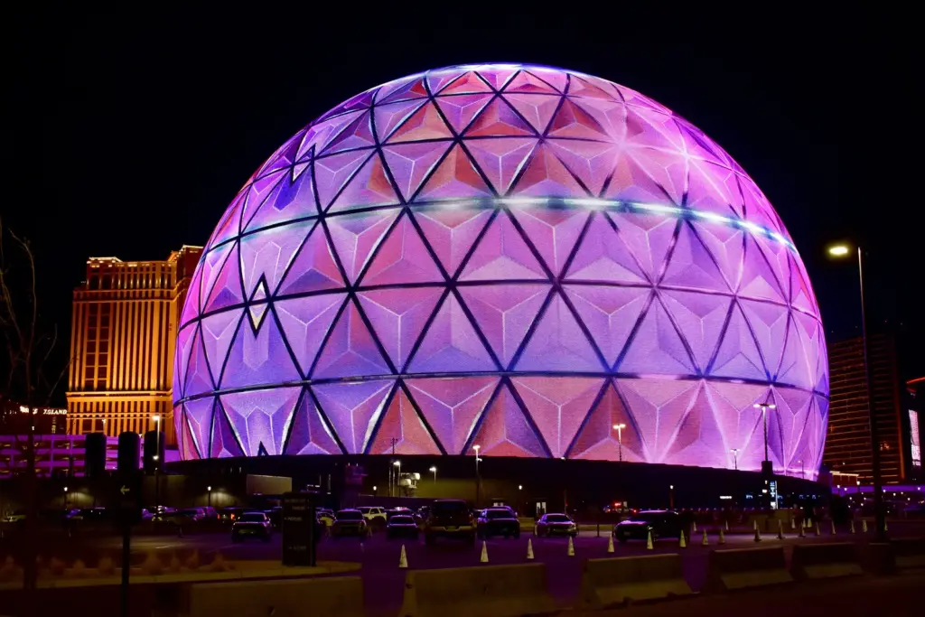 La Sphere en Las Vegas iluminada por la noche con un patr&oacute;n geom&eacute;trico
