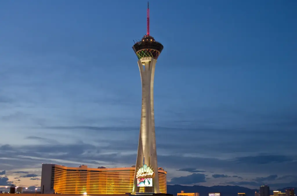 La torre STRAT al atardecer en Las Vegas