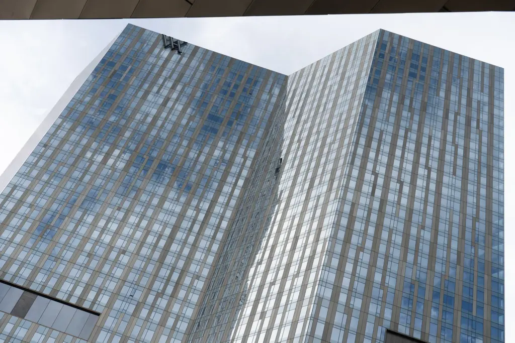 La torre de cristal del Waldorf Astoria Las Vegas con el logotipo de WA en la parte superior