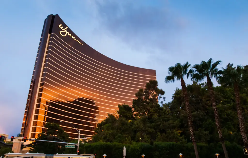 Wynn Las Vegas brillante oro al atardecer con palmeras